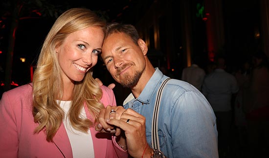 Just married: Sky-Moderator Gregor Teicher und seine Stephanie  bei der Red Summer Night by Bunte.de im Rocco Forte The Charles Hotel (©Foto: Martin Schmitz)